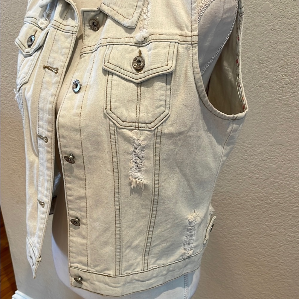 Chic Extreme lightened Sleeveless Distressed Denim Jacket - Picture 3 of 5